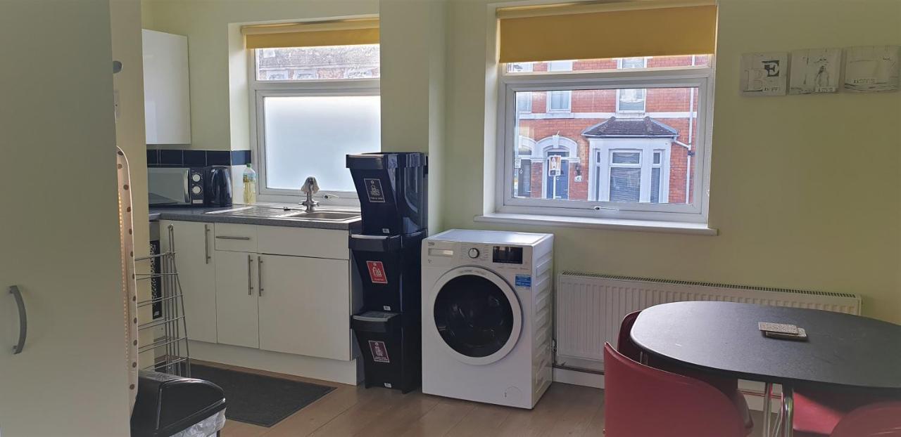 شقة Swindon Old Town Duplex - Entercloud9Sa المظهر الخارجي الصورة